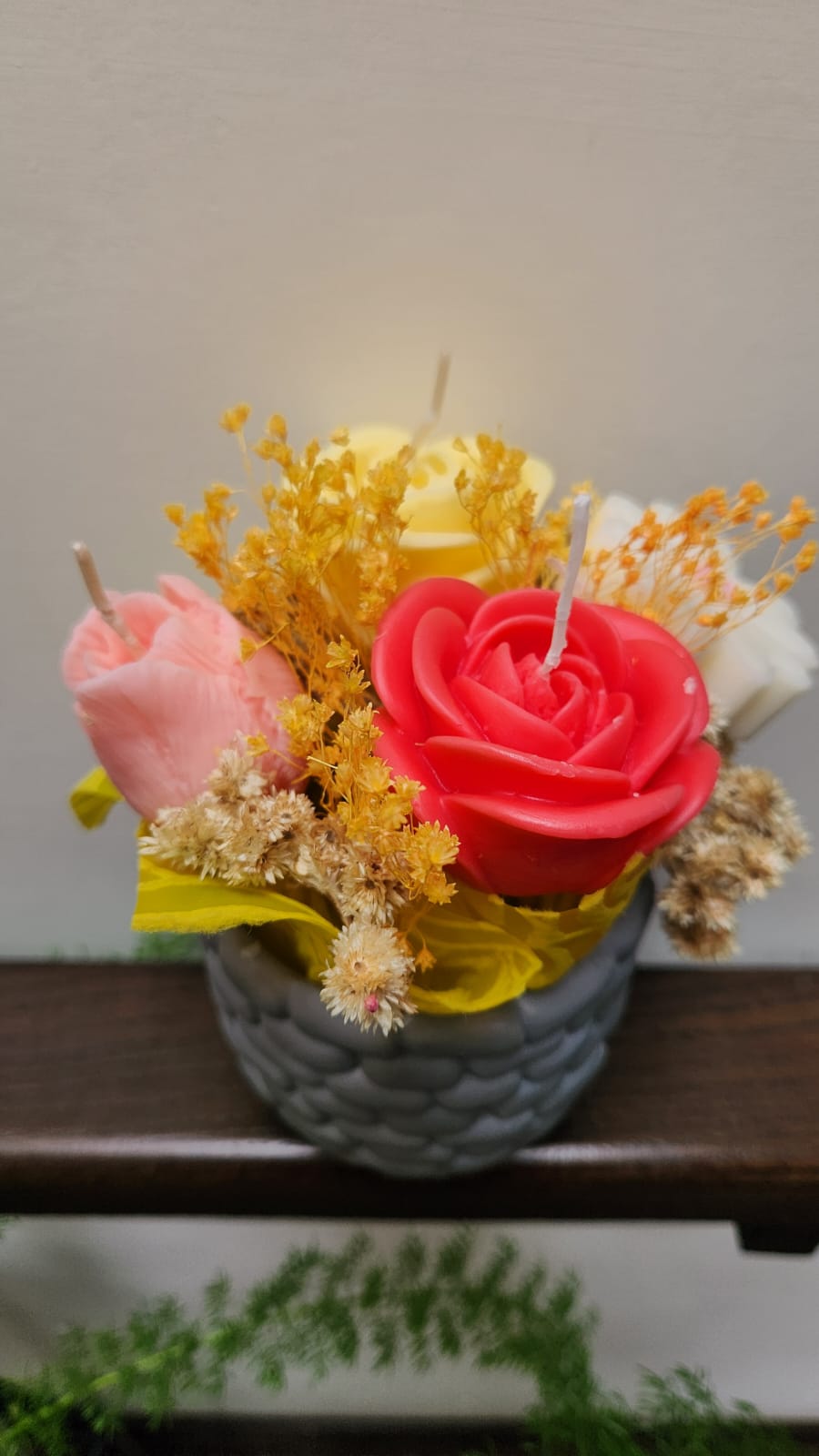 Bouquet artesanal en maceta cerámica gris con flores deshidratadas